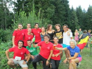 La truppa al completo festeggia dopo la staffetta alternativa "beer relay"